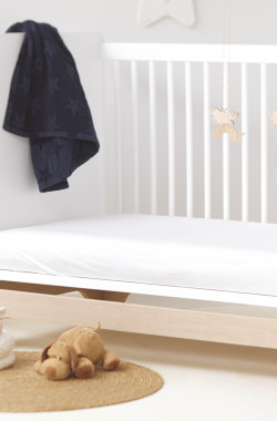 Waterproof crib mattress cover in organic cotton